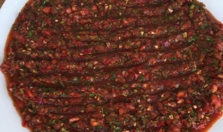 Mezelerin olmazsa olmazı: Acılı ezme tarifi