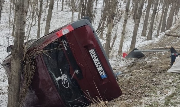 Sivas’ta hafif ticari araç devrildi: 6 yaralı