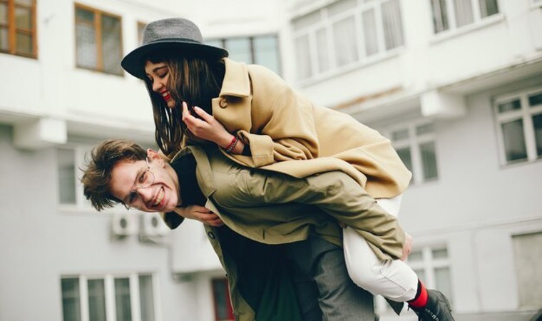 Partnerlerinin karşısında adeta çocuk oluyorlar! İşte ilişkilerinde çocuklaşan 4 erkek burcu…