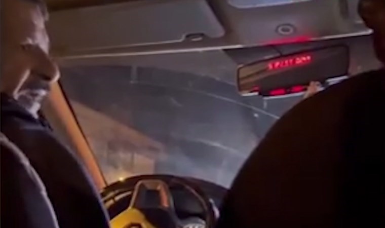 Fazla ücret almak için taksimetreyi açmadı, yolcular itiraz edince araçtan indirdi