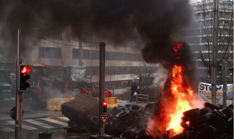 Çiftçiler caddeleri ele geçirdi: Saman balyaları ateşe verildi