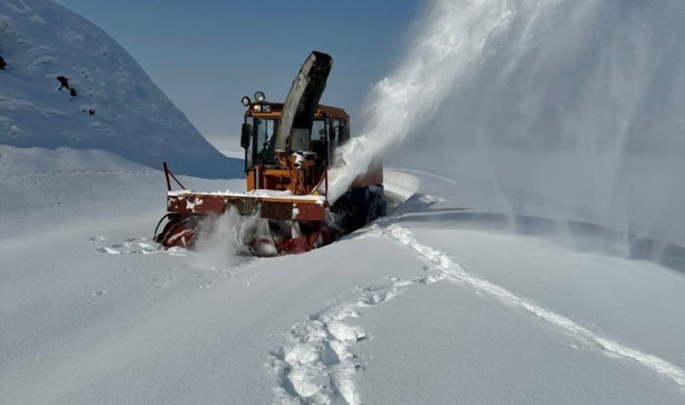 Hakkari’de kardan kapanan 80 köy yolu ulaşıma açıldı