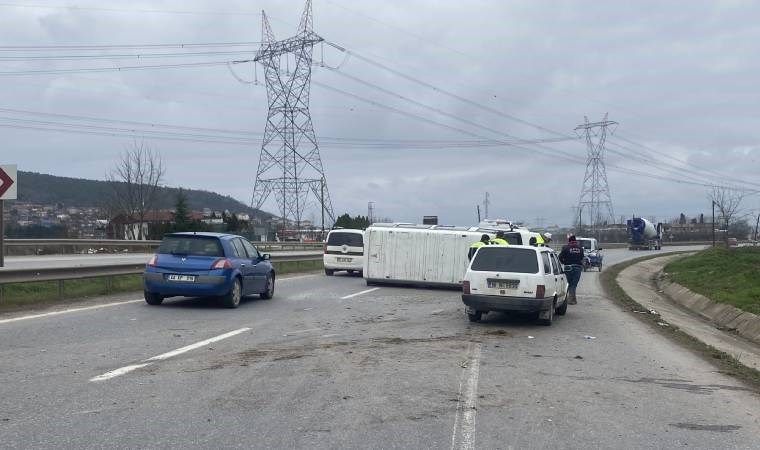 Sakarya’da minibüs devrildi: 4 yaralı