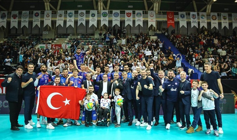 Halkbank çeyrek finalde!