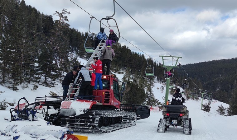 40 tatilci telesiyejde mahsur kaldı! 3.5 saatin sonunda kurtarıldılar