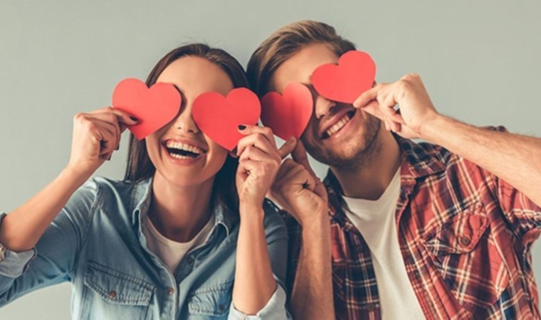 Eşe, sevgiliye gönderilebilecek anlamlı 14 Şubat Sevgililer Günü mesajları…