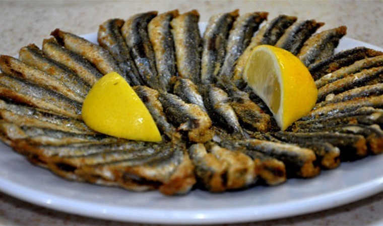 Trabzonlu balıkçıdan hamsi pişirmenin püf noktaları! Sırrı yağında! Ne ayçiçek ne  zeytinyağı…