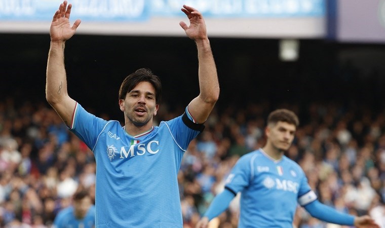 Napoli sahasında 3 puanı geri dönüşle aldı!