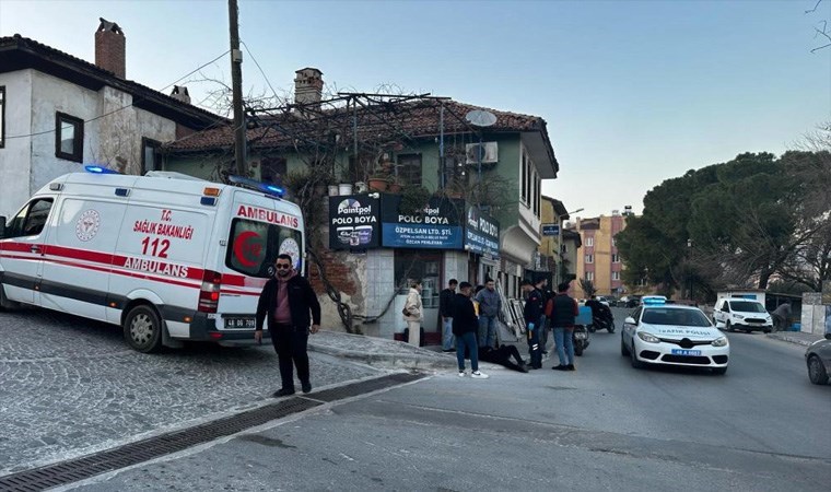 Motosikletli kuryeye çarpan otomobil kayıplara karıştı