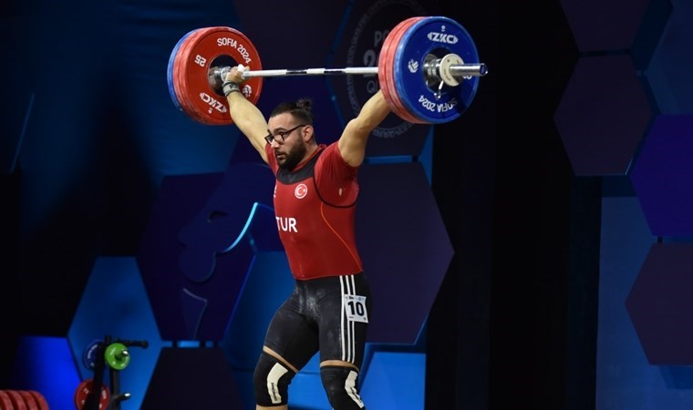 Milli halterci Onur Demirci’den gümüş madalya!