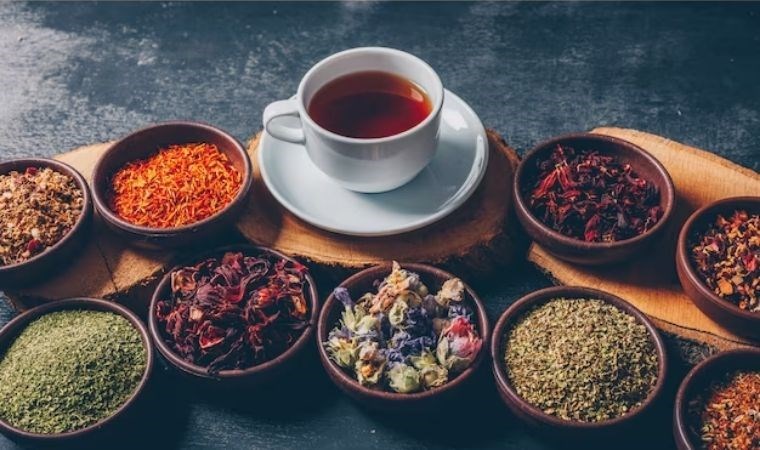 Regl dönemi sancılarına son: İşte regl ağrılarına iyi gelen 5 bitki çayı tarifi…