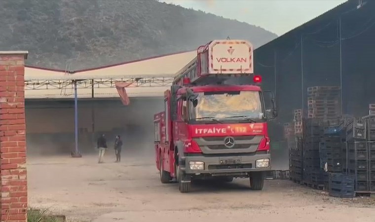 Babasının iş yerini ateşe verdi: Siyah dumanlar gökyüzünü kapladı