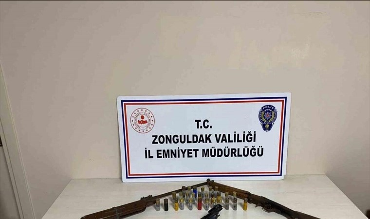 Zonguldak’ta polisin baskın yaptığı evde silah ve fişekler ele geçirildi
