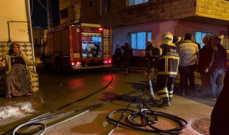 Kilis’te yangın çıkan eve vatandaşlar kovalarla su taşıdı
