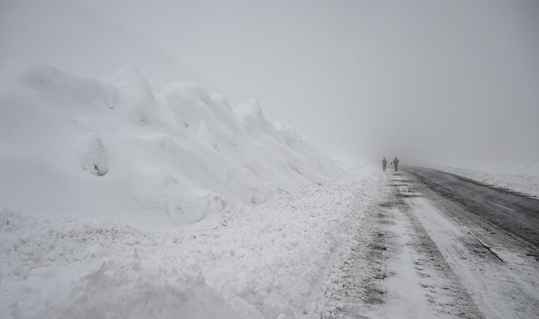 Hakkari’de çığ nedeniyle kapanan yol açıldı