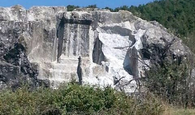 Roma dönemine ait mezarı asitle eritmeye çalıştılar!