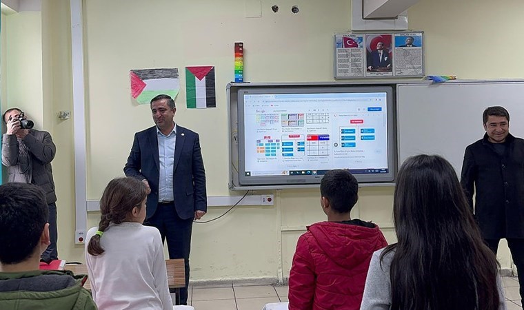 Cumhuriyete ‘darbe’ diyerek saldırmıştı… HÜDA PAR’lı vekil devlet okullarında Kürtçe propaganda yaptı!