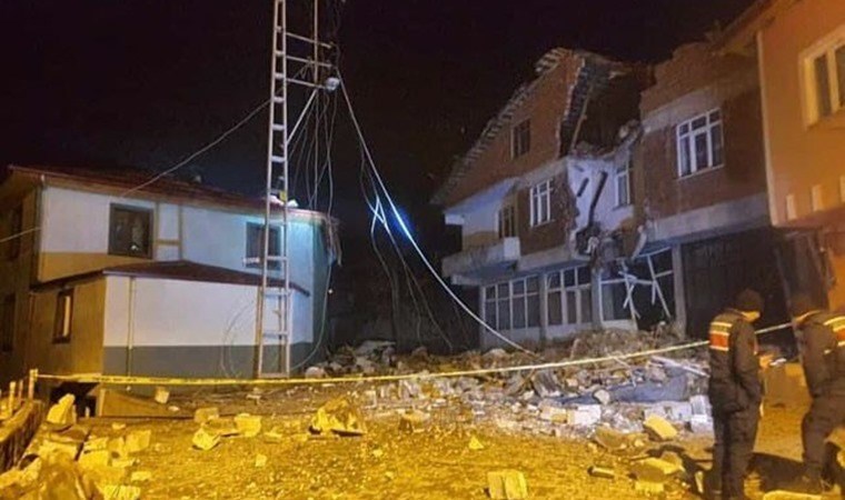 Cami minaresi evin üzerine devrildi