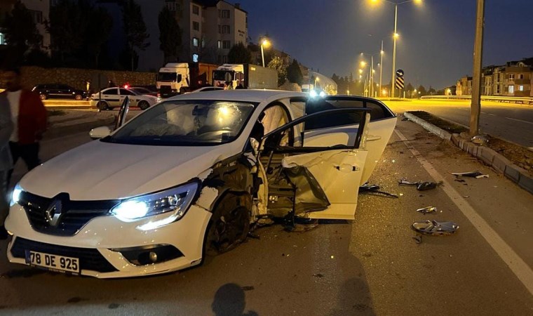 Bursa’da iki otomobilin çarpıştığı kazada 4 kişi yaralandı