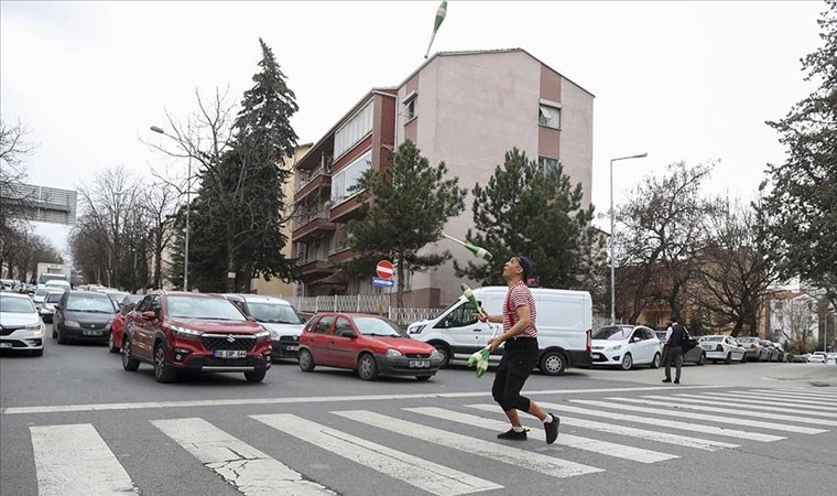 Ankara trafiğinde jonglör eğlencesi