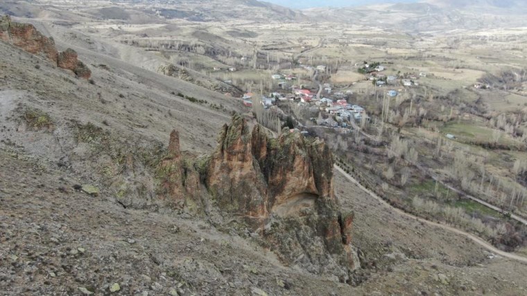 Sivas'ta mantar kayalar tehdidi: Köyün taşınması gündemde