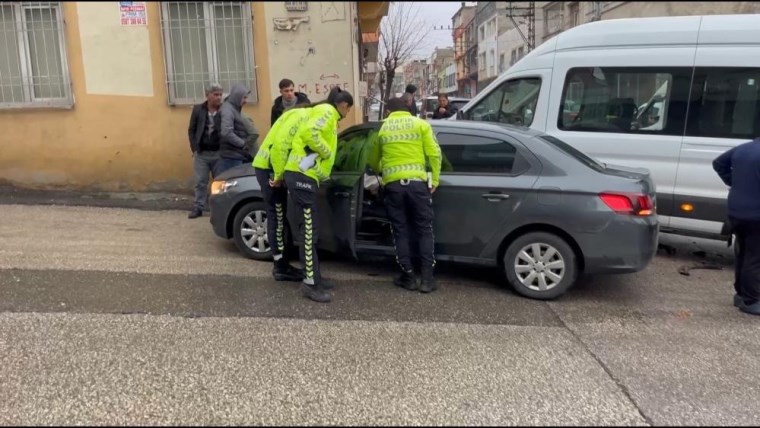 İşçi servisi ile otomobil çarpıştı: Yaralılar hastaneye kaldırıldı