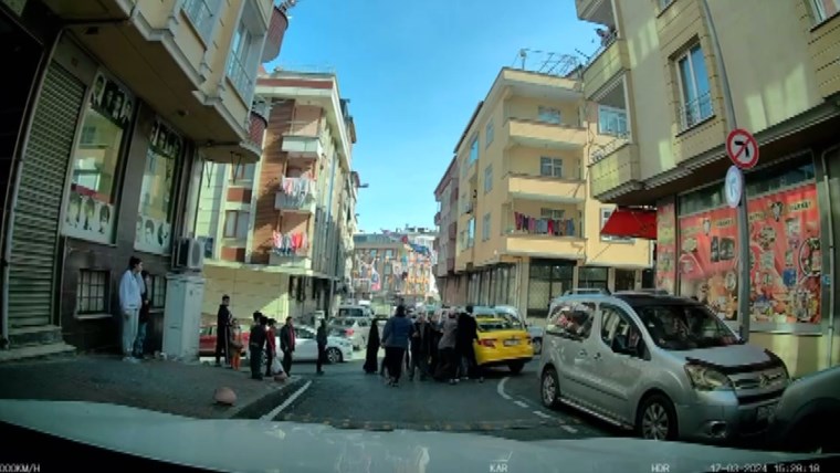 Gaziosmanpaşa'da yol verme tartışması: Taksinin camını yumruk atarak kırdı