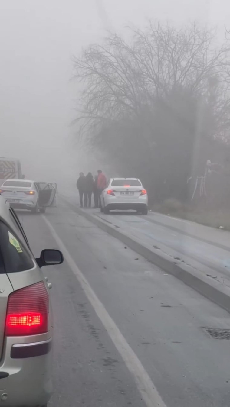 Cadde yerine kaldırımdan gitti: Yayalardan yol istedi!