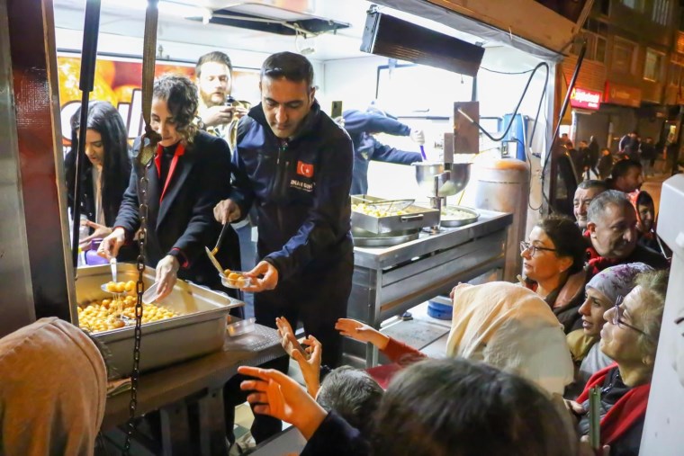 Beyoğlu'nda 18 Mart Çanakkale Zaferi'nde bayraklı yürüyüş