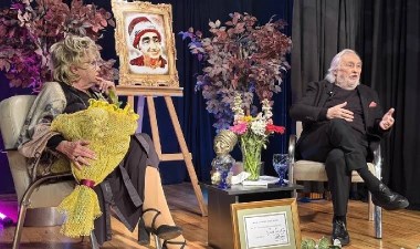 Nevra Serezli, İsmail Dümbüllü Ödülü’nü aldı – Son Dakika Kültür-Sanat Haberleri | Cumhuriyet