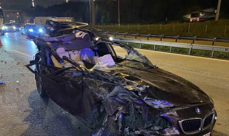 TEM’de TIR’a çarpan otomobilin tavanı koptu: 1 ölü, 2 yaralı