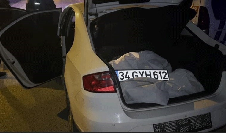 Polisin ‘dur’ ihtarına uymayan otomobilden uzun namlulu silahlar çıktı: Şüpheliler hareket halindeki araçtan atladı