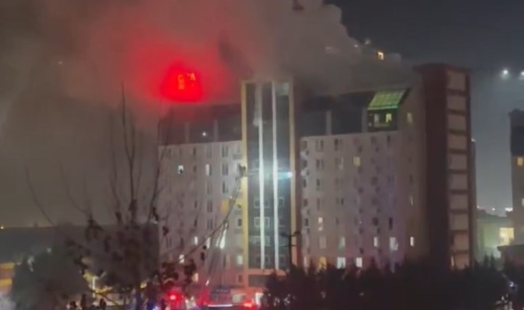 Esenyurt’ta 11 katlı rezidansta korkutan yangın: Mahsur kalan 40 kişi itfaiye ekiplerince kurtarıldı