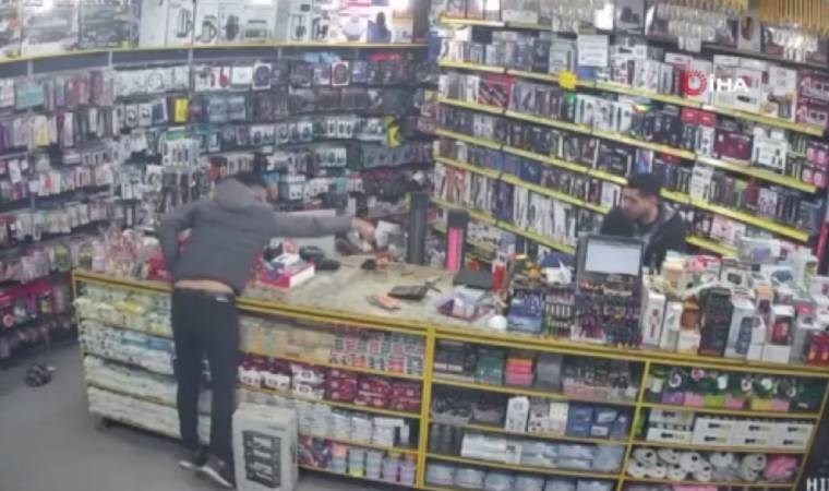 İstanbul’da dehşet anları… Husumetlisine kurşun yağdırdı!