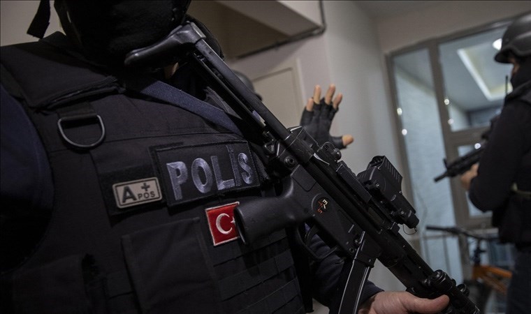 Son Dakika… Bakan Ali Yerlikaya duyurdu: ‘Mahzen-8’ operasyonlarında suç örgütü çökertildi!