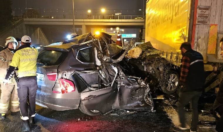 Bağcılar’da feci kaza… Otomobil, TIR’ın altına girdi!