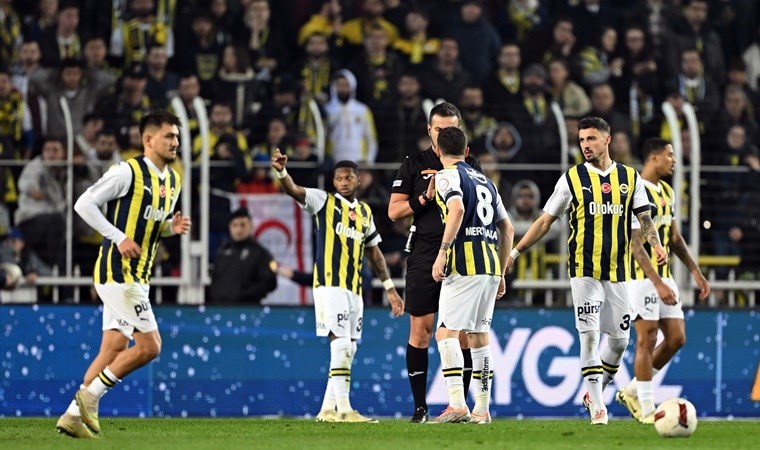 Eski hakemler değerlendirdi: İrfan Can Kahveci’nin pozisyonu penaltı mı?