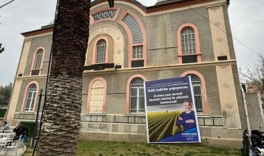 AKP adayı 100 yıllık caminin duvarına afiş astı – Son Dakika Siyaset,Cumhuriyet'in Egesi Haberleri | Cumhuriyet