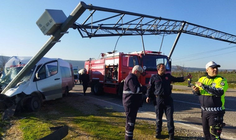 Kontrolden çıkan işçi servisi direğe çarptı: 16 yaralı