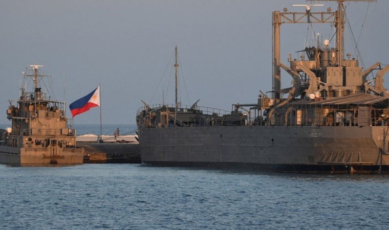 Güney Çin Denizi’nde tansiyon yükseldi: Gemiye tazyikli su sıktı