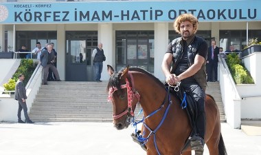 Oy kullanmaya atıyla geldi: 'Topraklarımız atla kazanıldı' – Son Dakika Türkiye Haberleri | Cumhuriyet