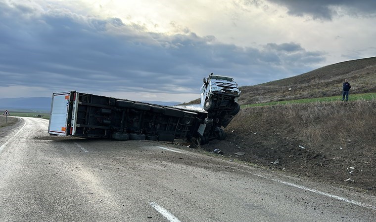 Askeri malzeme taşıyan TIR devrildi