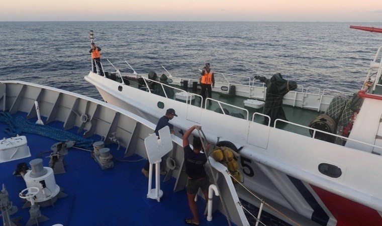 Güney Çin Denizi’nde tansiyon yükseldi: Sahil güvenlik botları çarpıştı