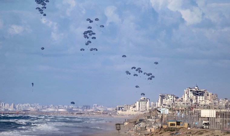 ABD’nin yardım kolilleri, insanların üzerine düştü