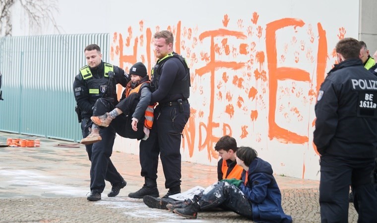 Başbakanlık binasına boyalı eylem: ‘İmdat! Sizin çocuklarınız’