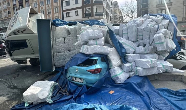 Esenyurt’ta iplik yüklü kamyon, park halindeki araçların üzerine devrildi