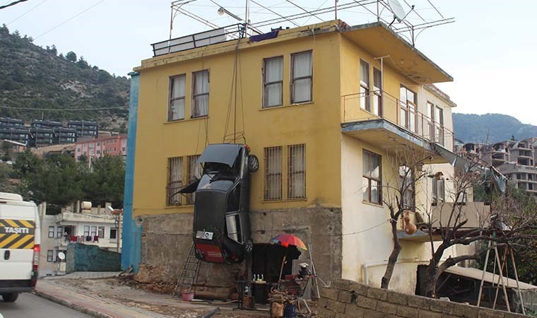 Aracını kaza yaptığı için cezalandırıp binaya astı: ‘Beni yoldan çıkardı’