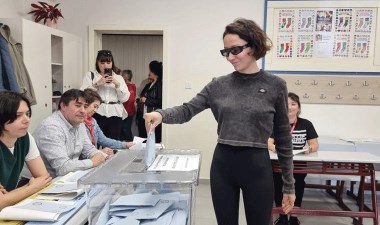 Ünlü şarkıcı Zeynep Bastık, oy sırası beklemek istemeyince yerine asistanını koydu – Son Dakika Yaşam Haberleri | Cumhuriyet