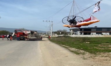 Davut Güloğlu'nun tanıtımını yapan paramotor elektrik tellerine takıldı, pilot yaralandı – Son Dakika Siyaset Haberleri | Cumhuriyet