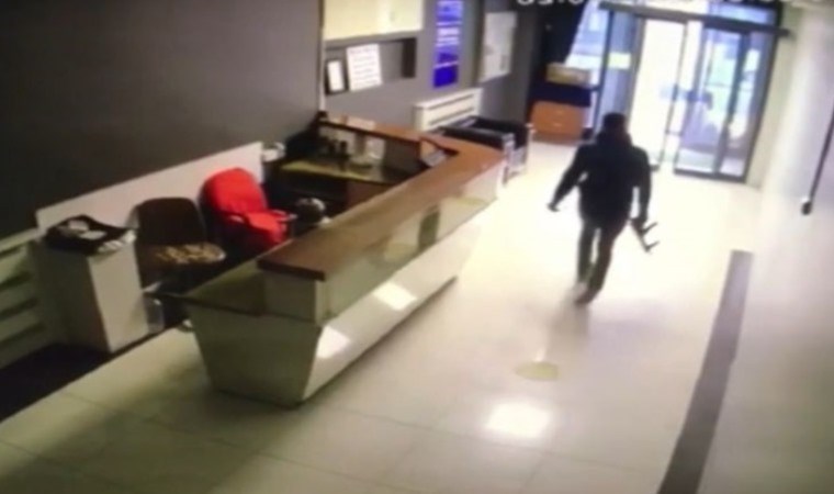 İş hanına uzun namlulu silahlarla baskın: Patronu sordular